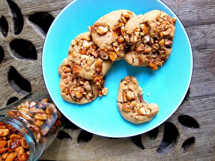 Erdnussbuttercookies mit karamellisierten Erdnüssen und Schokokaramellkern 